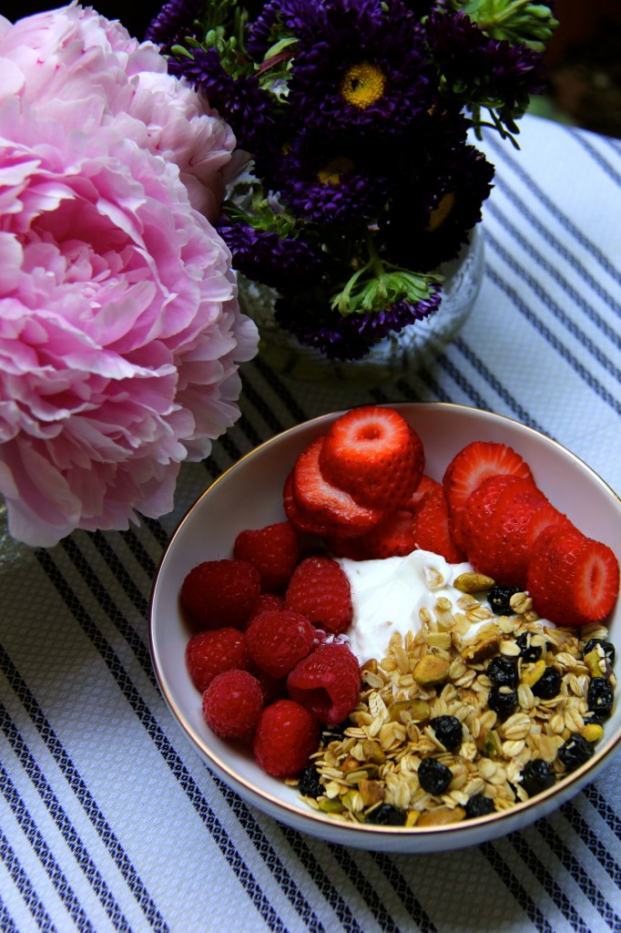 healthy granola, healthy yogurt parfait