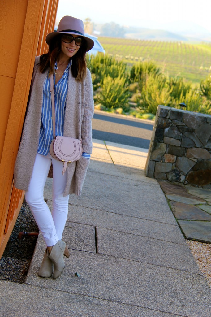 pink fedora, white jeans, oversized sweater