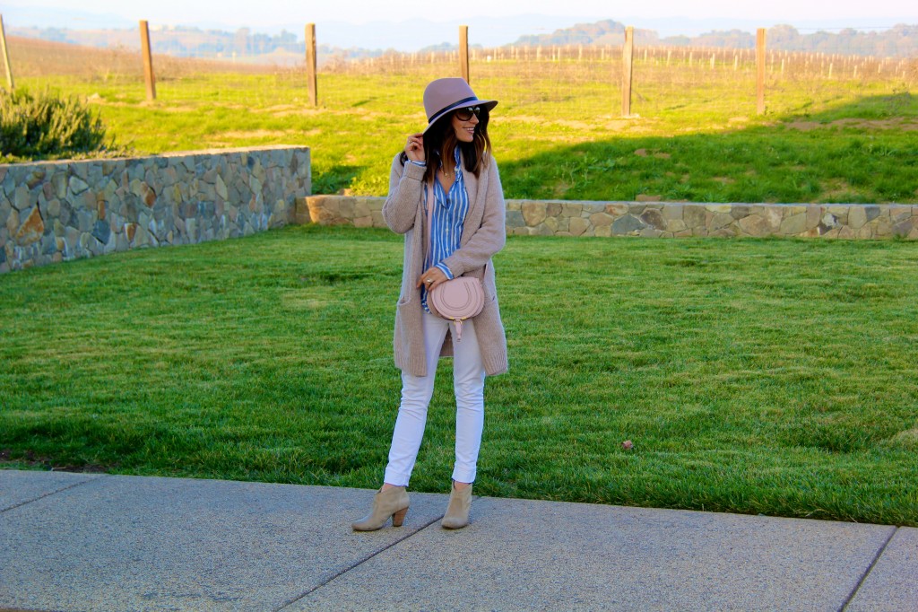 pink fedora, white jeans, oversized sweater 