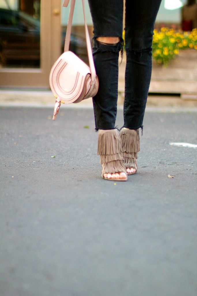 steve madden fringley sandal, fringe heels, black distressed denim 