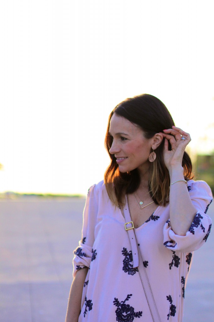 gold disc earrings, short ombre hair 