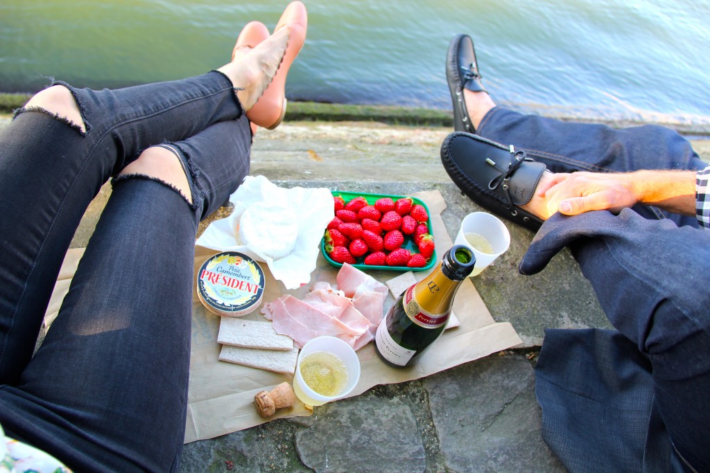 Picnic on Pont Neuf Paris // itsy bitsy indulgences 